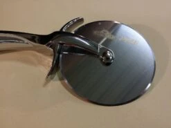 Napoleon PRO Pizzastein 38 Cm Mit Schneideroller -Angebote Grillgarten Store napoleon pro pizzaschneider detail