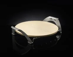 Napoleon PRO Pizzastein Mit Halterung Und Spießen - Auslaufartikel -Angebote Grillgarten Store napoleon pro pizzastein halterung spiesse 70 1