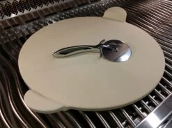 Napoleon PRO Pizzastein 38 Cm Mit Schneideroller -Angebote Grillgarten Store napoleon pro pizzastein pizzaschneider