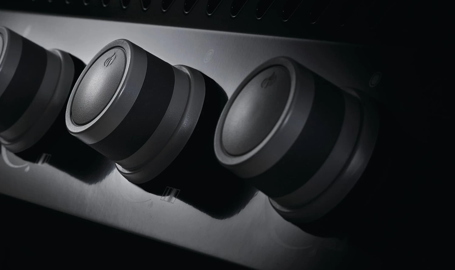 Napoleon Rogue 425 Gasgrill - All Black - Mit Seitenbrenner - Hero Modell 2023 Mit Heckbrenner Inkl. Drehspieß Und Abdeckhaube 10 Napoleon Rogue 425 Gasgrill - All Black - Mit Seitenbrenner - Hero Modell 2023 Mit Heckbrenner Inkl. Drehspieß Und Abdeckhaube – Bild 10