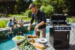 Outdoorchef Dualchef 325 G Gasgrill Mit Seitenkocher + BLAZING ZONE Infrarotbrenner + DGS Gusseisen Grillrost 2 Stk. + DGS Gemüse Grillrost 2 Stk. -Angebote Grillgarten Store outdoorchef dualchef 325 g grillparty 18 700 0 2