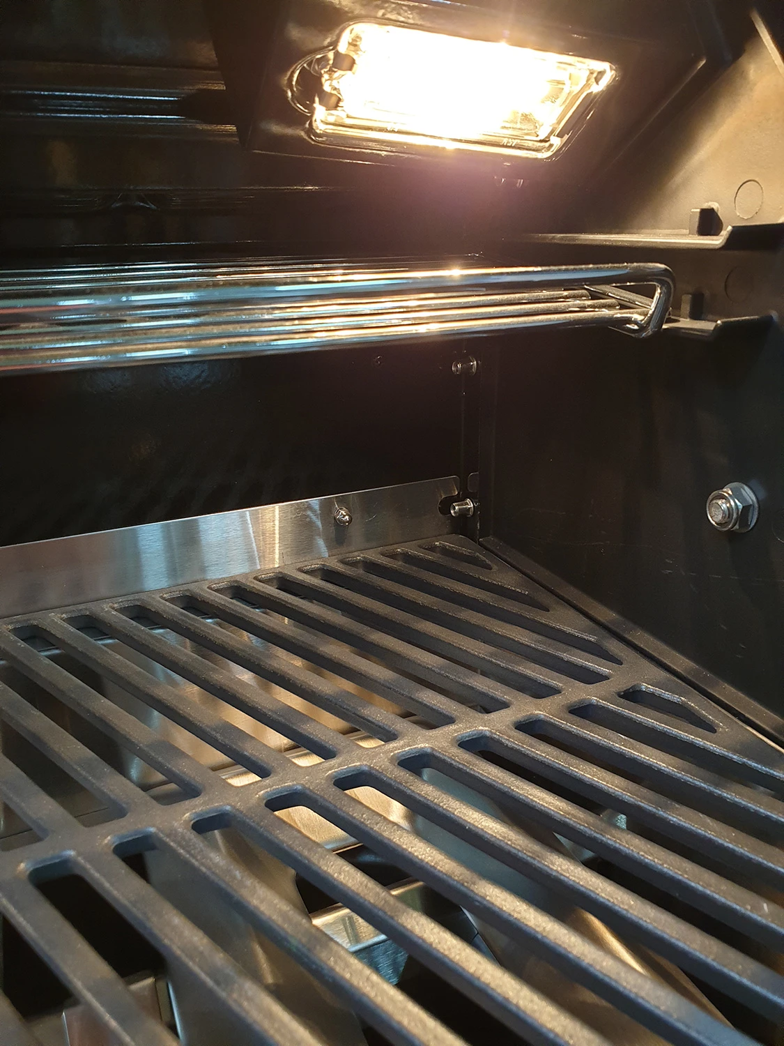 Outdoorchef Dualchef S 425 G Edelstahl Gasgrill Mit Seitenkocher + BLAZING ZONE Infrarotbrenner 4 Outdoorchef Dualchef S 425 G Edelstahl Gasgrill Mit Seitenkocher + BLAZING ZONE Infrarotbrenner – Bild 4