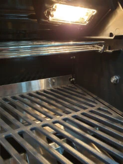 Outdoorchef Dualchef S 425 G Edelstahl Gasgrill Mit Seitenkocher + Blazing Zone Infrarotbrenner + DGS Gusseisen Grillrost 2 Stk. + DGS Gemüse Grillrost 2 Stk. -Angebote Grillgarten Store outdoorchef dualchef beleuchtung 3